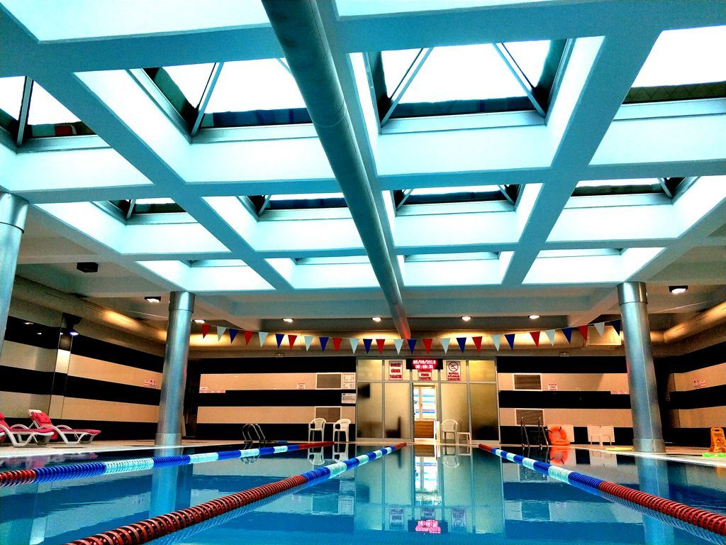 Adatepe Sitesi kapalı yüzme havuzu