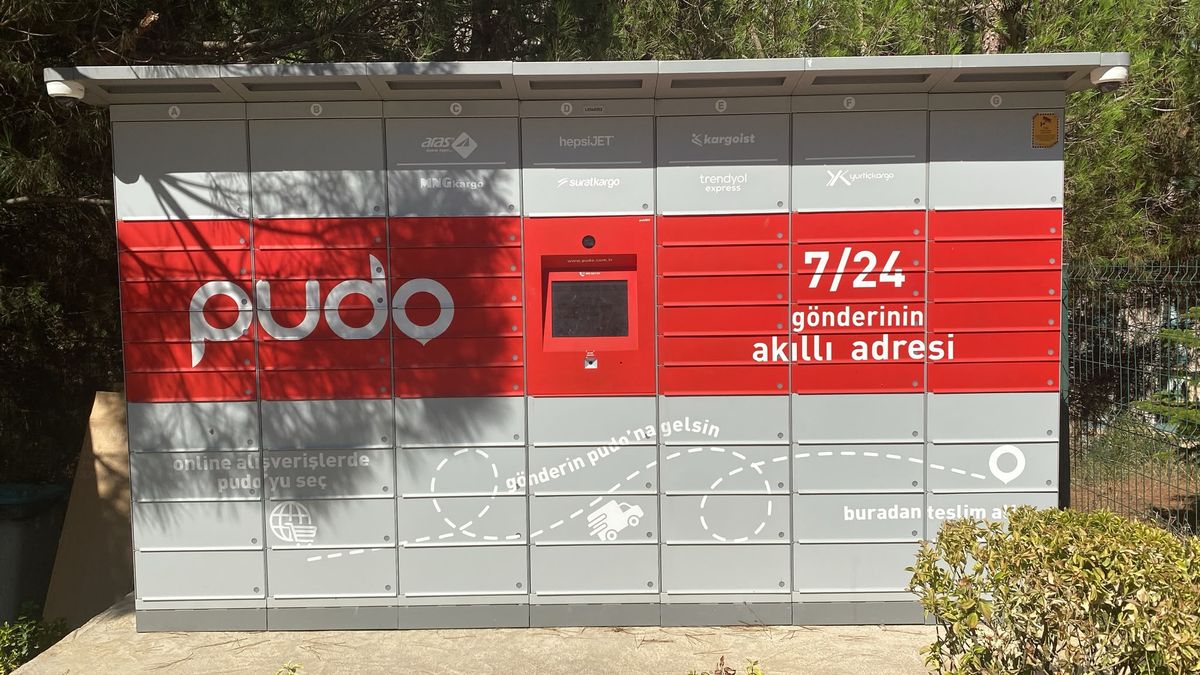 Üst güvenlik noktasının yanındaki PUDO dolabı